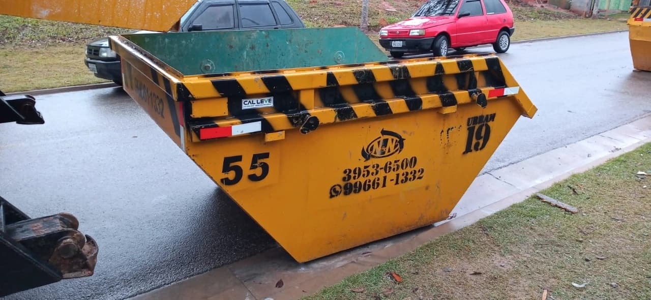 Caçamba estacionária da N&N disponível para aluguel